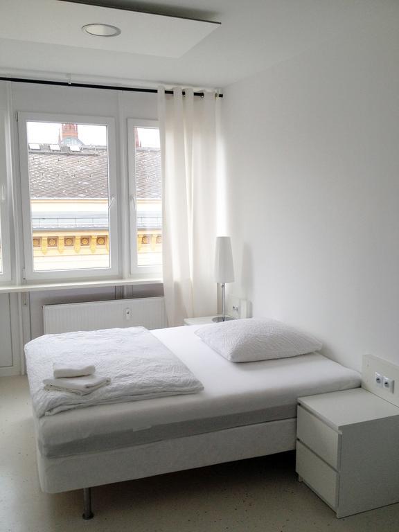 Business Hostel Wiesbaden One Buitenkant foto